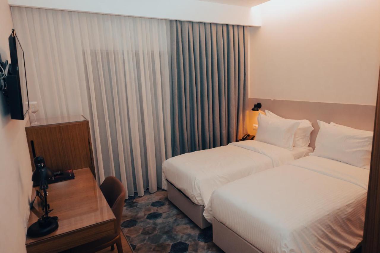 Hotel Theatro- City Center Tirana Exteriör bild
