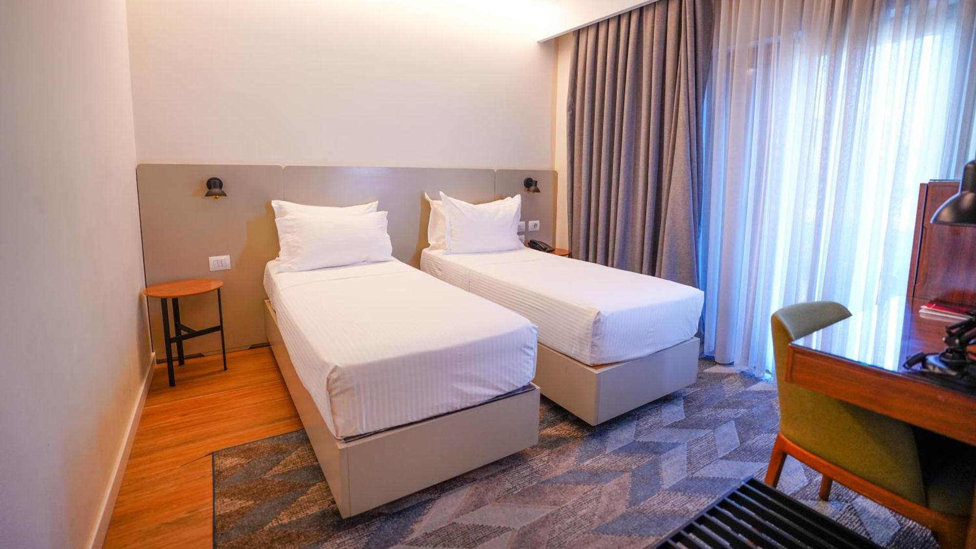 Hotel Theatro- City Center Tirana Exteriör bild