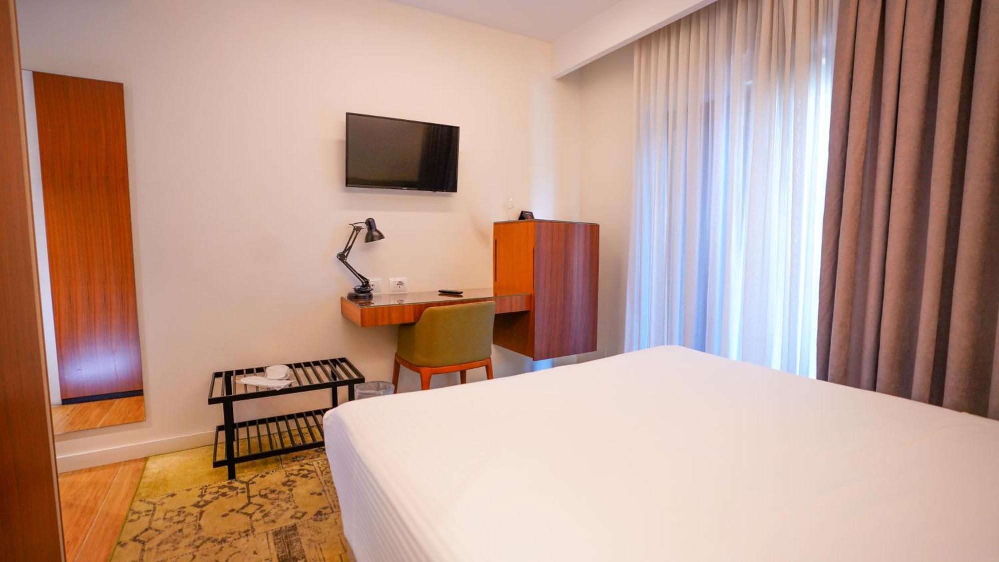 Hotel Theatro- City Center Tirana Exteriör bild
