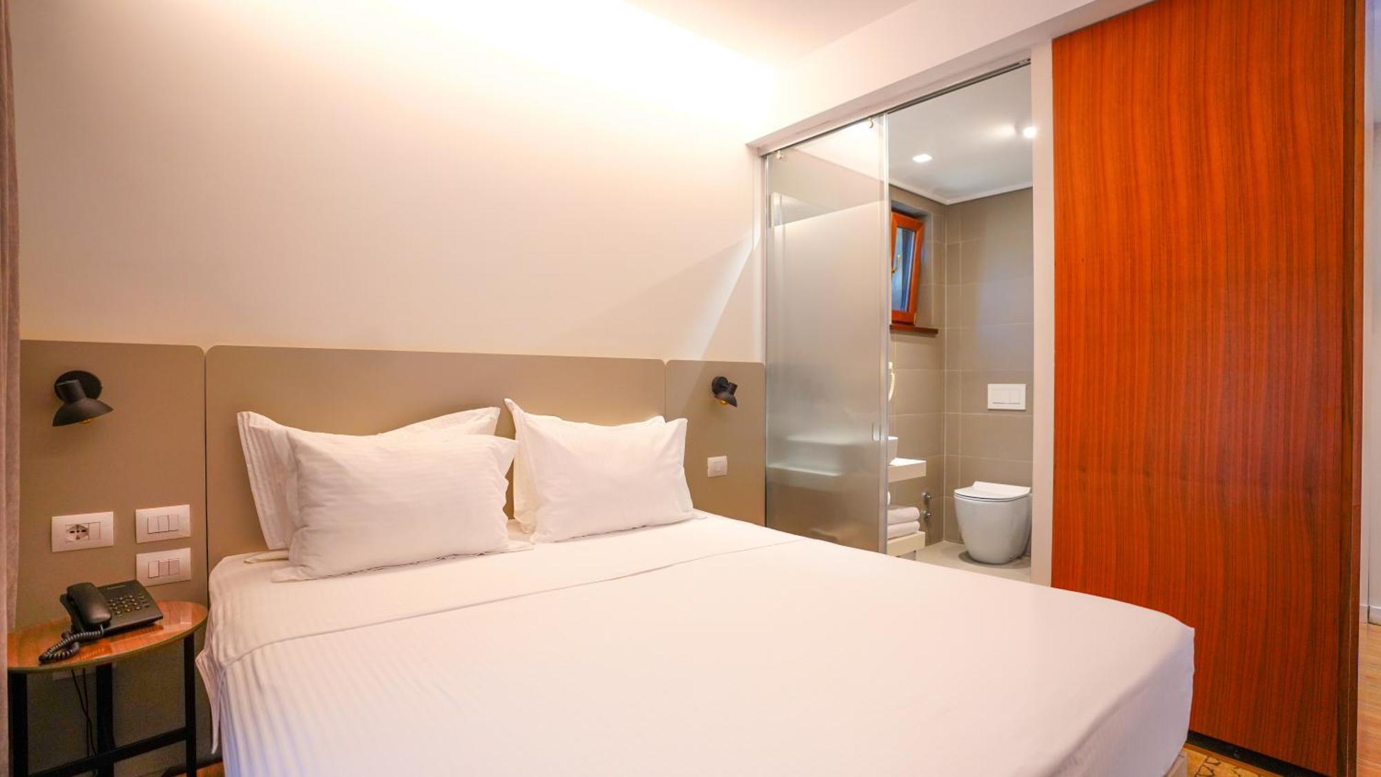 Hotel Theatro- City Center Tirana Exteriör bild